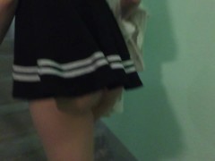 Школьница светит киской в юбке без трусиков в подъезде - Screenshot 8 of 16 - No Panties