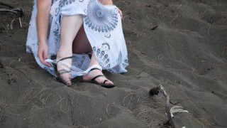 J'exhibe ma chatte sur une plage publique - I show off my pussy on a public beach