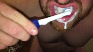 Cum assistir a ação de espuma do meu Cum como pasta de dente enquanto escova os dentes com uma escova de espia Oral-B