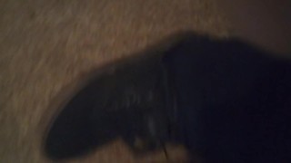 Черные туфли и милые пушистые полосатые грязные носки (без звука)