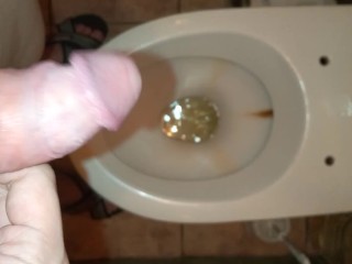 Фембой мочится в общественный туалет.