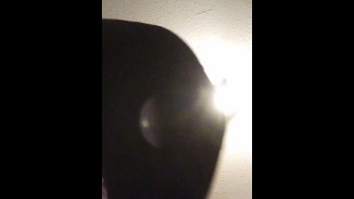 Сидя на своей камере; Вид вверх (без звука)