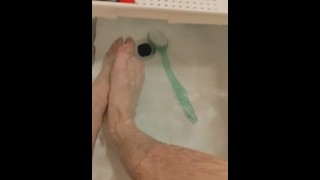 ramoscello magro accarezza il suo cazzo e pisciato nel lavandino e mostra i piedi nella vasca da bagno