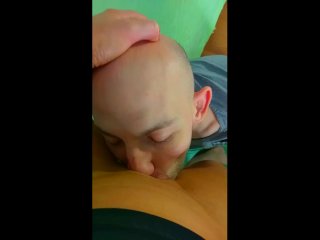 My friend's pussy became wet and I licked it with pleasure. Licking wet pussy close up