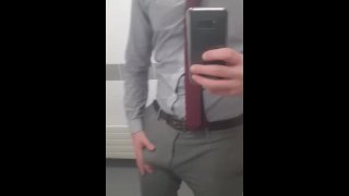 Acariciando mi polla en pantalones de traje en el trabajo 