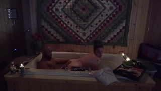 在肮脏的性爱和放松之前性感的热水浴缸会议