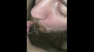Den Babysitter über meine Zunge spritzen lassen 