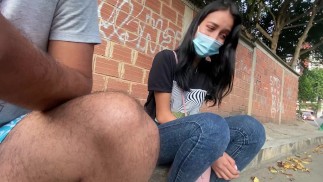 朋友决定在街上带着她的茂盛去看她的反应