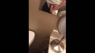 Skinny Boy révèle un pénis long et doux et le balançant autour