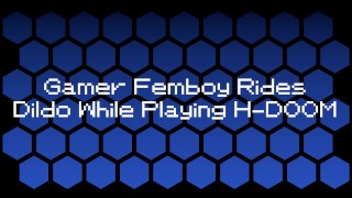 Femboy-Gracz Ujeżdża Dildo Podczas Gry W H-Doom