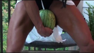 Muskulöse Oberschenkel zerquetschen eine Wassermelone, dann Armwrestle Geek
