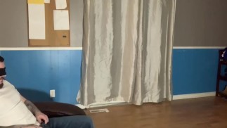 La sorellastra ha bendato il fratello per fargli la sorpresa di San Valentino 