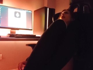 Me masturbo antes de empezar mi podcast