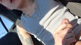 Il ragazzo bianco batte il suo cazzo in auto in movimento OF- Tattoosandfreak