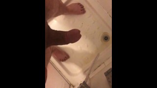 Masturbando e masturbando meu pau duro no chuveiro com uma gozada enorme
