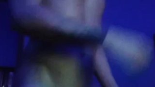 Jovencito musculoso italiano sexy baila y muestra su gran culo