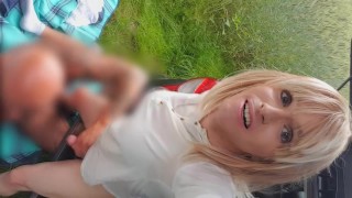 Blonde Trannyは車の停止で男をファックし、彼の顔に小便をします