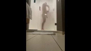 Jock colgado masturbándose en la ducha timelapse