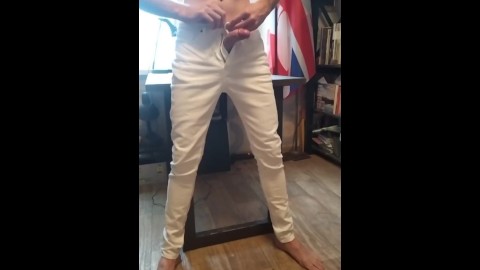 chico se masturba en jeans blancos