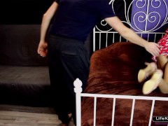 Трахаю раком подругу жены пока она рядом. Жена куколд  - Screenshot 1 of 16 - Cuckold