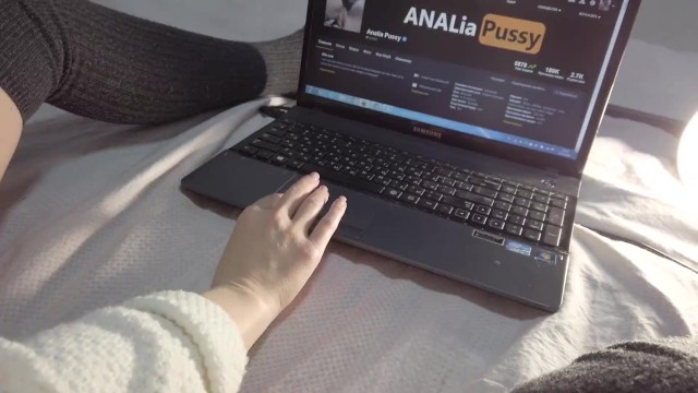 I got a real orgasm by masturbating her wet pussy watching videos on pornhub 