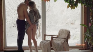 冬の窓際に立っている素晴らしい後背位セックス