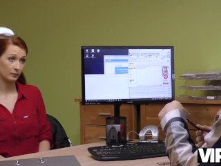 VIP4K. Rousse a des relations sexuelles spontanées au bureau avec un agent de crédit