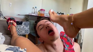 PREV Kiffa Havaianas tongs lécher et gifler les pieds sur son visage FOOT WORSHIP HAVAIAN