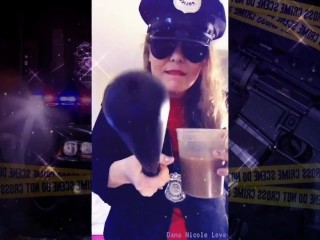 Ik Probeer Mijn Politie-accessoires. even De Koffie Drinken Die Erbij Komt.