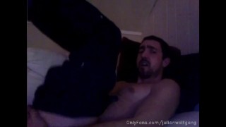 cara desleixado gostoso malhando a bunda no sofá @onlyfans /julianwolfgang 