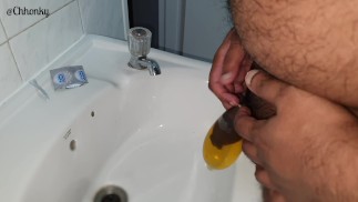 用热尿装满避孕套