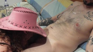 Mi amiga me hace una mamada con un sombrero de vaquera