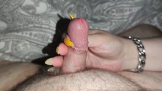 Meine langen Nägel lassen seinen kleinen Schwanz richtig hart werden *Cumshot*