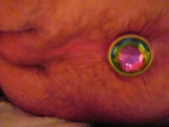 j'enfonce mon plug anal L multicolor dans mon petit anus