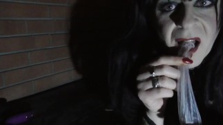 Трансгёрл в целомудрии пьет из своего презерватива на публике