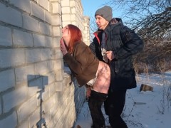 Секс на улице зимой - Заставила парня трахнуть себя