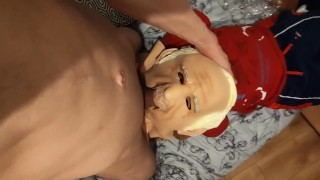 Magere tiener duwt zijn zieke in zijn teddybeermond die een oude man masker draagt