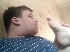 Артем лижет ноги сам себе и ест огурец self suck autofellatio self footjob