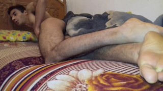 Man Met Sexy Kust En Neukt Magere Jongensdromen Op Bed