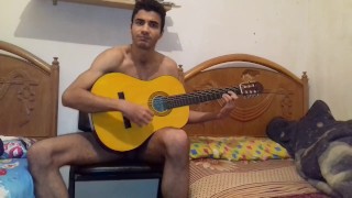 Chico desnudo sexy y caliente entrenando tocando la guitarra después de besar a su chico amigo