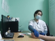 Preview 1 of Russisk porno.  Lægen vækkede patienten ved undersøgelse og sugede hans penis.