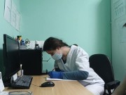 Preview 2 of Russisk porno.  Lægen vækkede patienten ved undersøgelse og sugede hans penis.