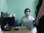 Preview 3 of Russisk porno.  Lægen vækkede patienten ved undersøgelse og sugede hans penis.