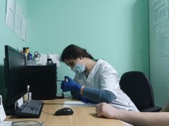 Video Russisk porno.  Lægen vækkede patienten ved undersøgelse og sugede hans penis.