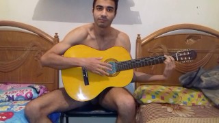 長いコンピレーションを作成した直後にギターを弾くセクシーな裸体トレーニングをしている男