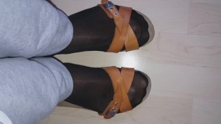 nylonfüße in scholl sandalen