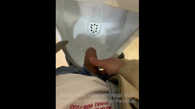 公衆トイレで男のペニスをぐいと動かします。リスキーな - Pornhub Gay