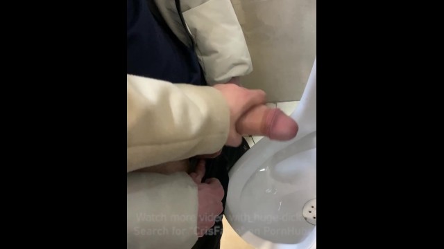 公衆トイレで男のペニスをぐいと動かします。リスキーな - Pornhub Gay