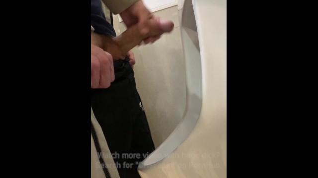 公衆トイレで男のペニスをぐいと動かします。リスキーな - Pornhub Gay