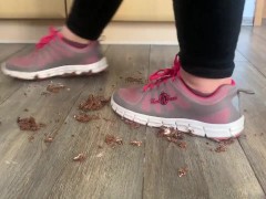 Angel zertritt deinen Kuchen mit ihren 86 Kg in Sneakers zu Brei